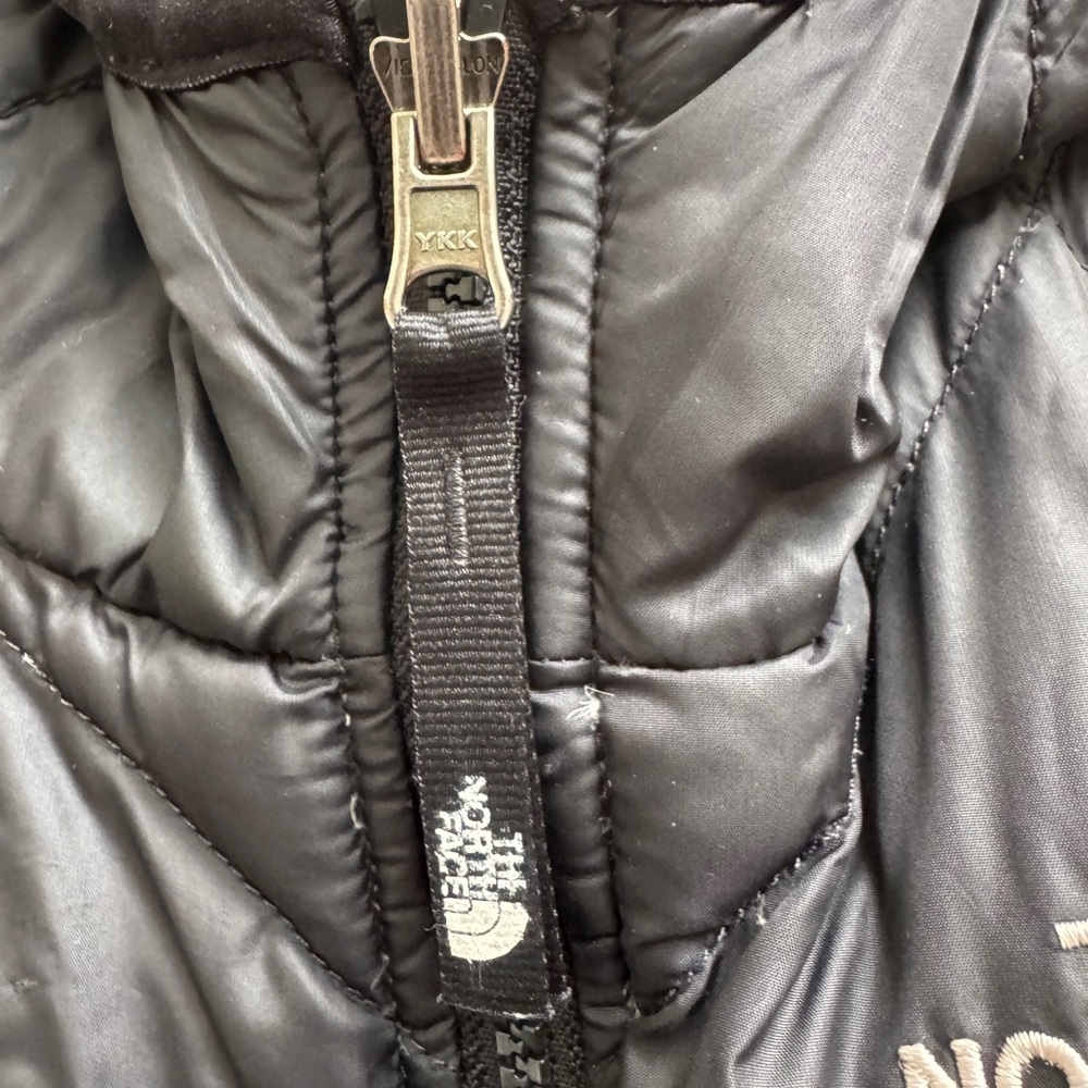 The North Face Girls Size Medium (10/12) Black & Plaid Reversible Puffer Jacket - Picture 7 of 15
